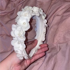 White floral headband 🤍💐